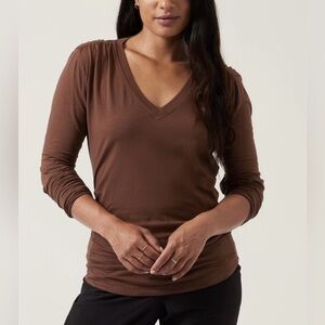 Athleta Outbound Chocolate Brown V-Neck Long Sleeve Ruched Tee, Athleisure, XS